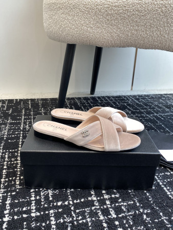 ua Ch*el women's slides