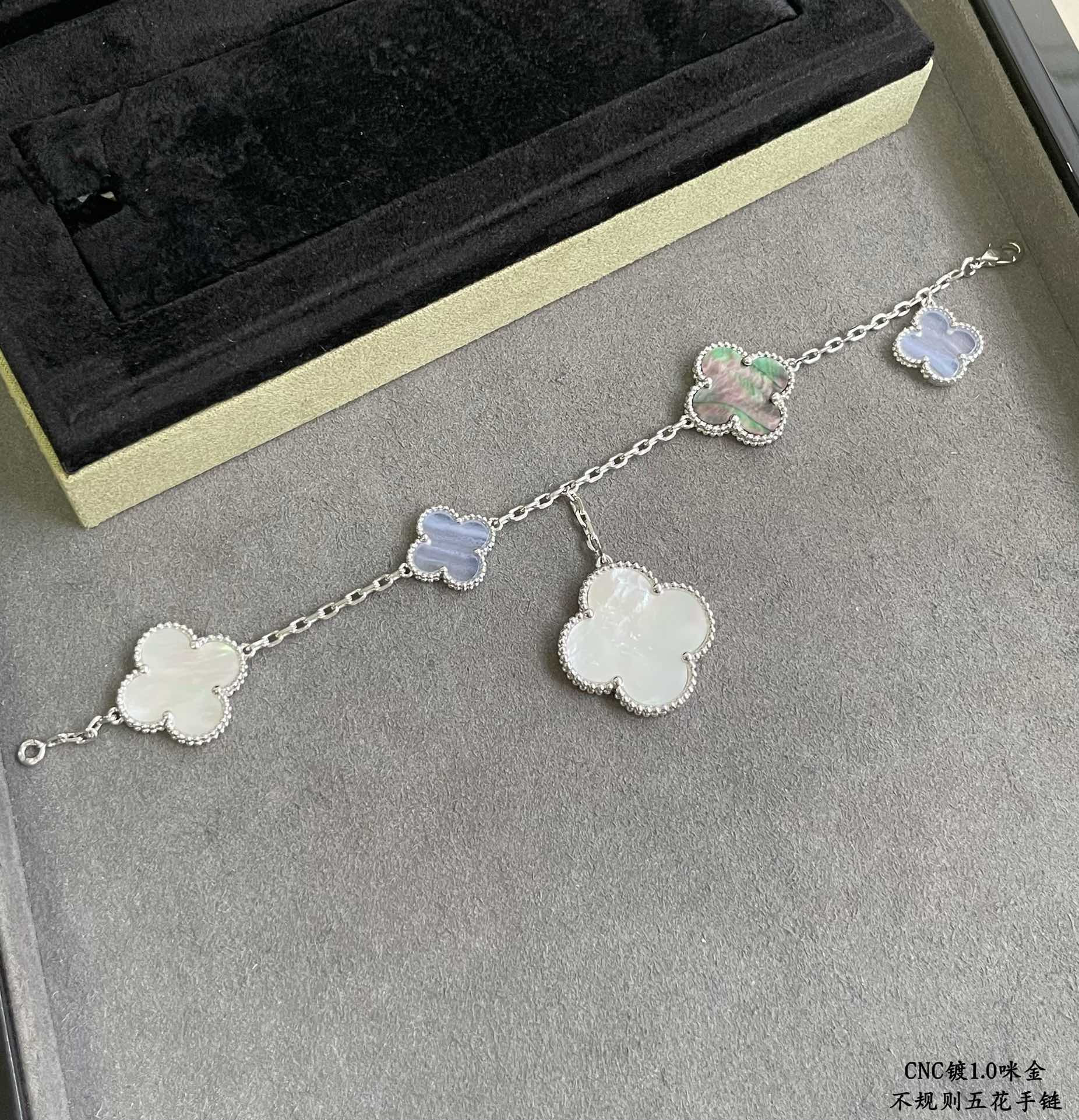 V*N CL*F & arpels irregular five-leaf clover bracelet