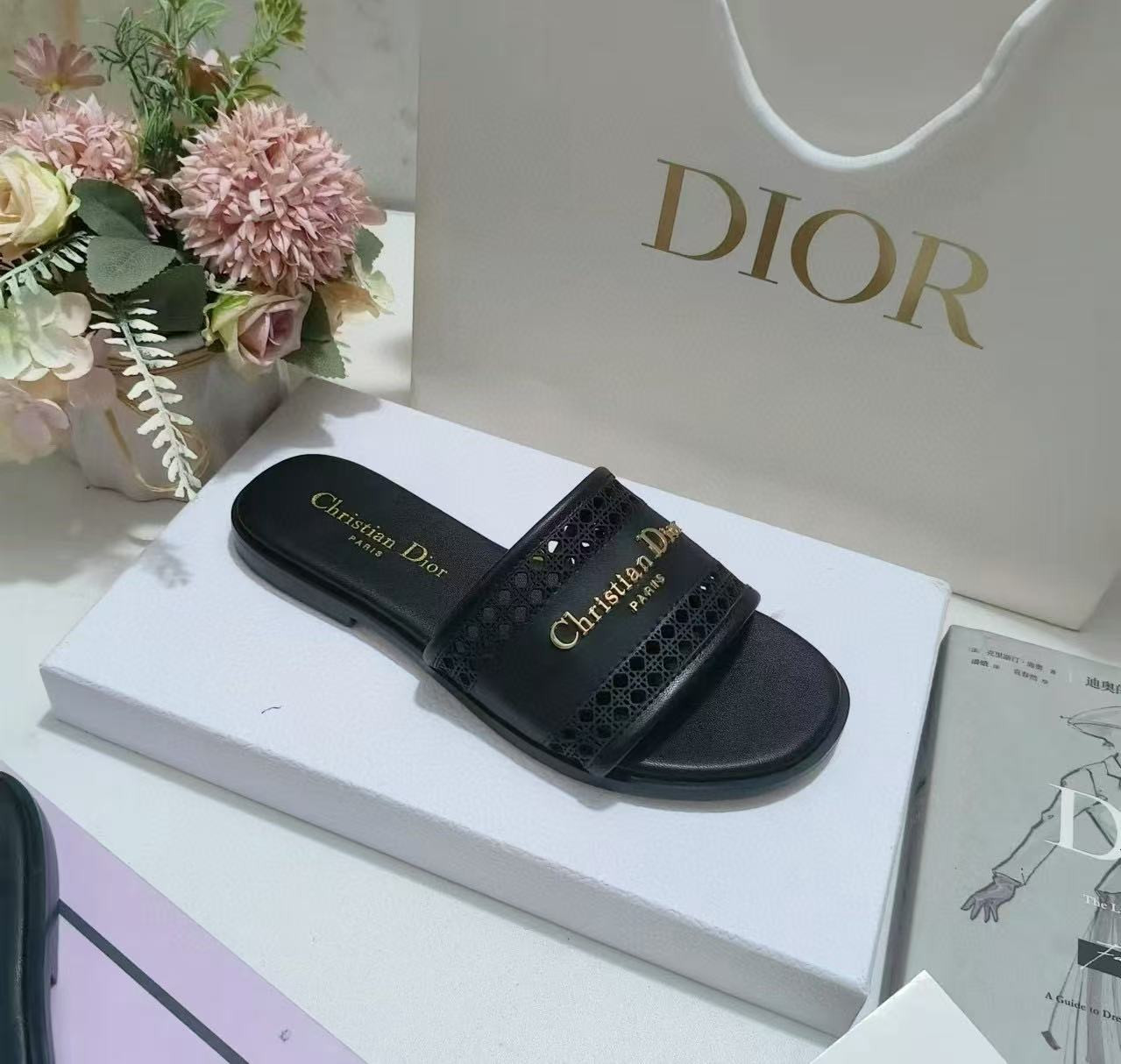 ua D*or d-lane slide black calfskin with openwork microcannage motif