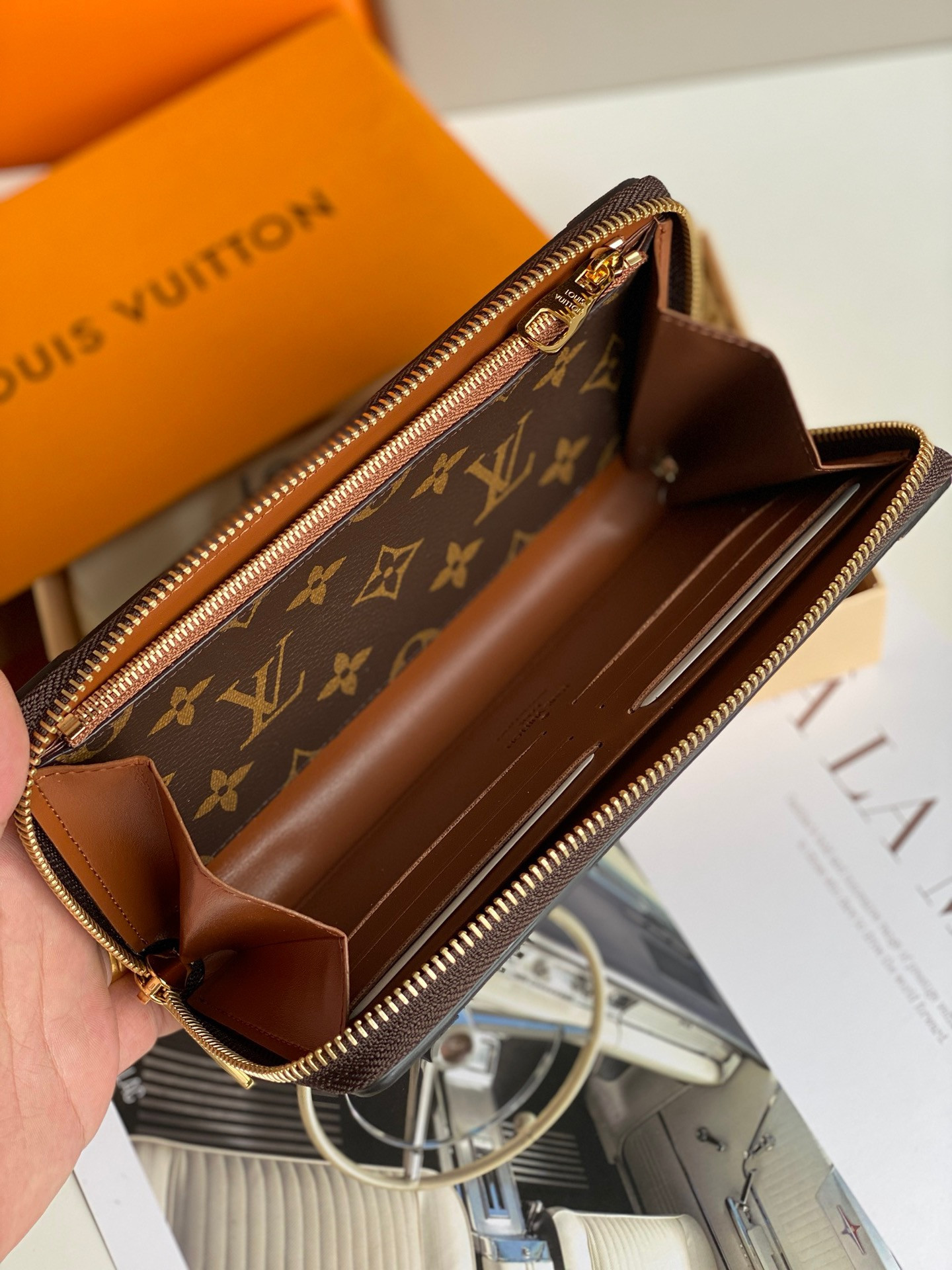 LV ZIPPY WALLET TRUNK M80558