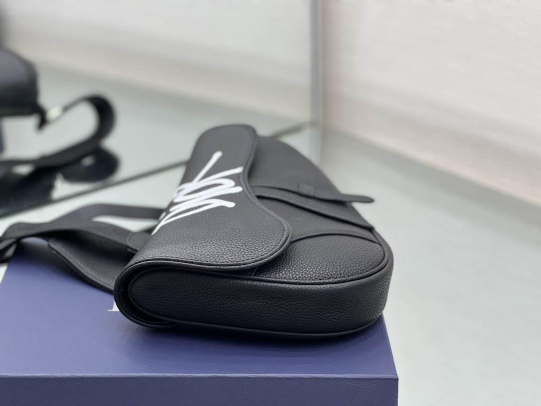 ch**an D*or x shawn stussy grained calfskin saddle 26 x 19 x 4.5 cm