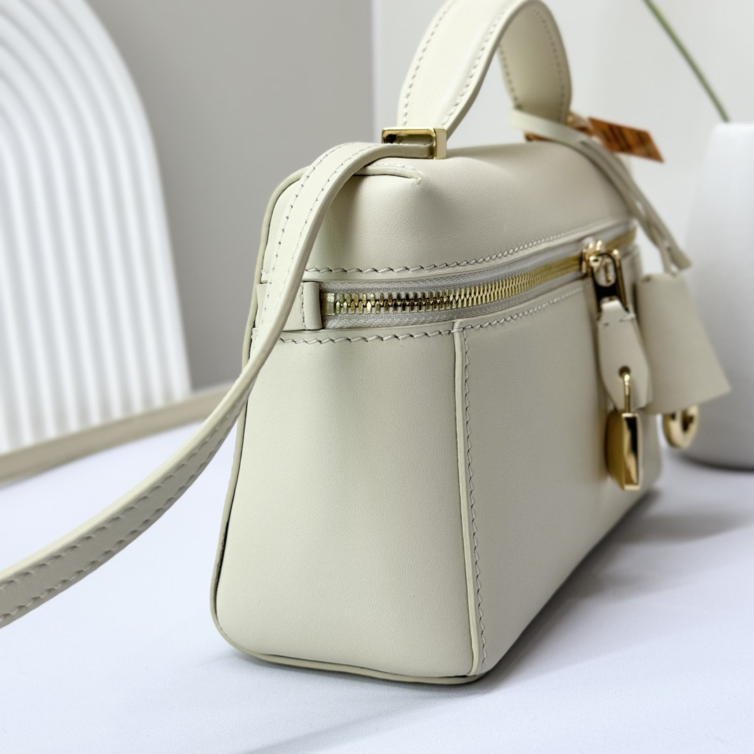 L**o p*ana extra pocket l19 smooth calfskin 11 x 19 x 6.5 cm